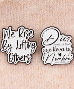 Alternative view of Proverbios 16:9 'Dios Tiene Un Plan Que Lleva Tu Nombre' Enamel Pin