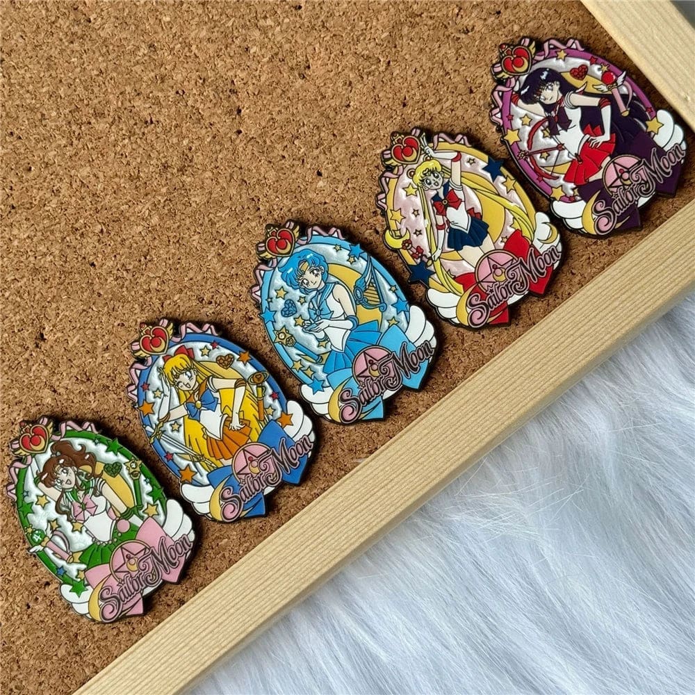 Sailor Moon 'Sailor Venus | Minako Aino Mirror Portrait' Enamel Pin - Image 4