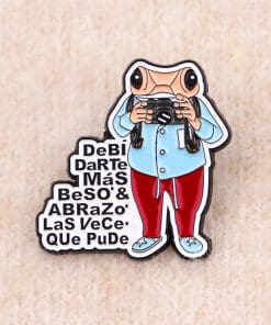 Frog Photographer Debi Darte Mas Beso y Abrazo Las Vece Que Pude Enamel Pin - Image 3