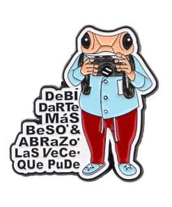 Frog Photographer Debi Darte Mas Beso y Abrazo Las Vece Que Pude Enamel Pin