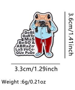Frog Photographer Debi Darte Mas Beso y Abrazo Las Vece Que Pude Enamel Pin - Image 4
